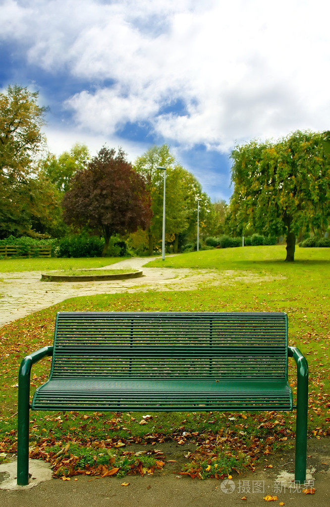 绿色坐在公园的长椅