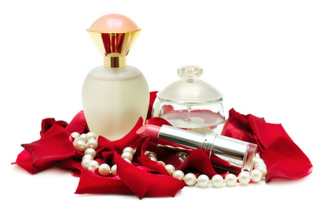 香水和玫瑰花瓣中的珍珠项链图片