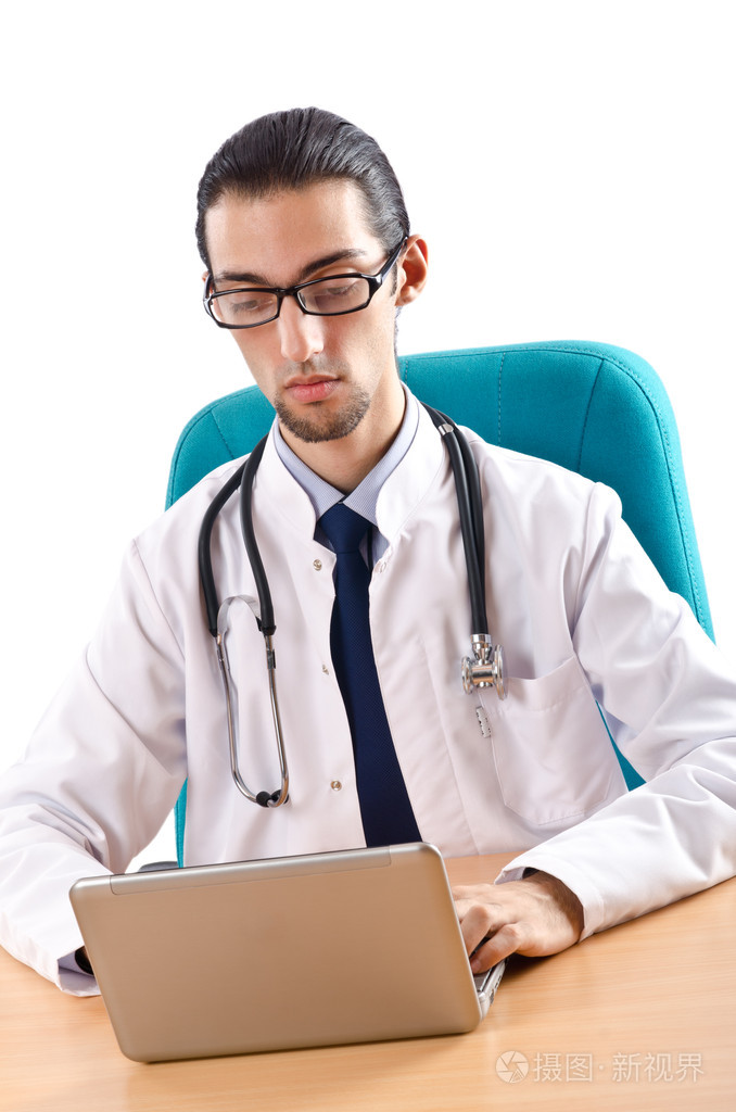 在笔记本电脑上工作的男医生照片-正版商用图片0vxfrn-摄图新视界
