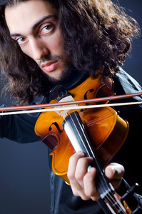 年轻小提琴手玩