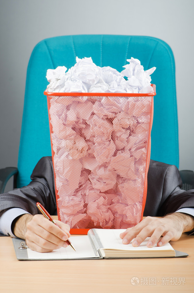男人有很多的纸张的浪费