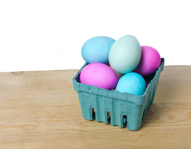 彩色鸡蛋的小绿色购物篮