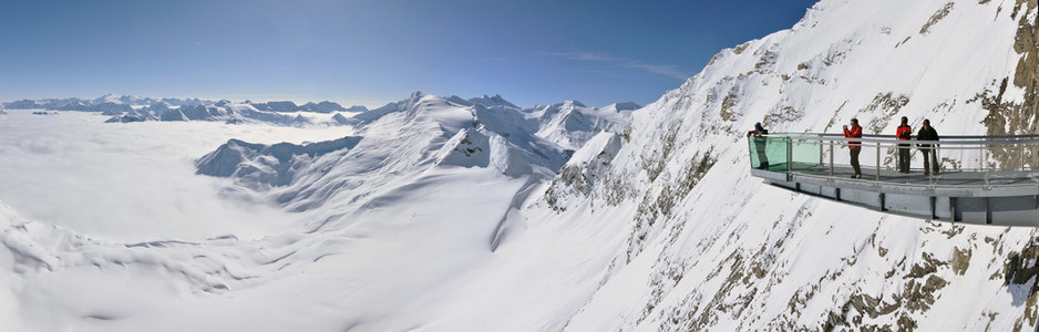 在奥地利阿尔卑斯山滑雪度假村全景