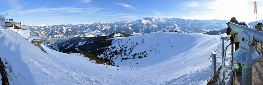 在奥地利阿尔卑斯山滑雪度假村全景