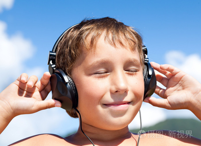 男孩喜欢听听音乐头戴式耳机