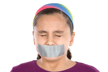 她的嘴里和闭合的眼睛上胶粘剂的漂亮女孩照片