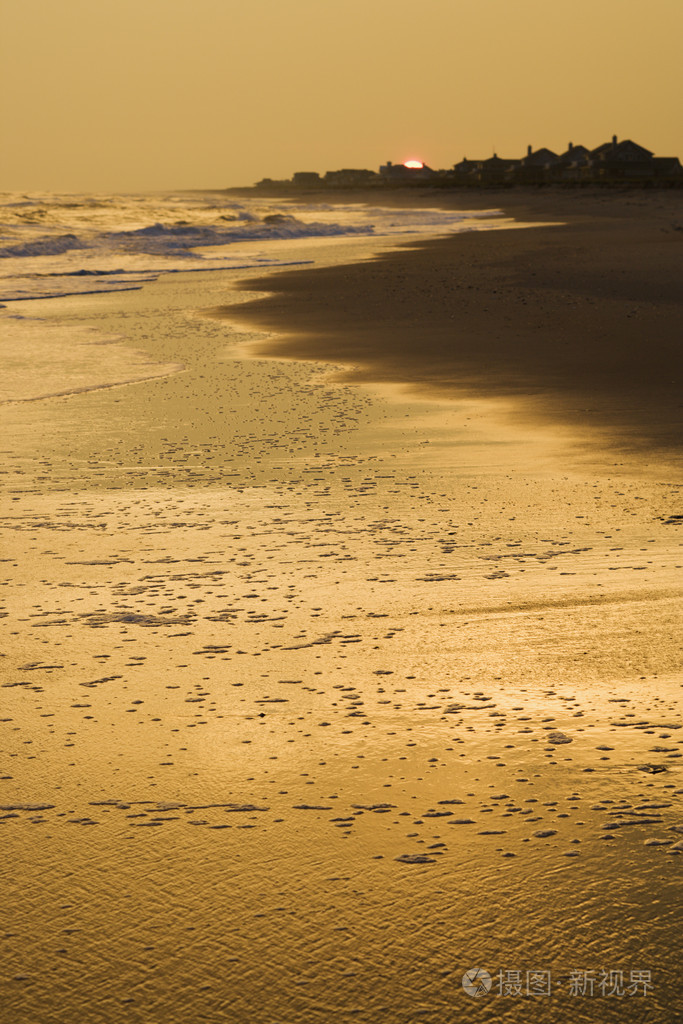 金色的沙滩日落时