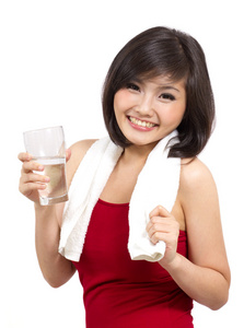 运动后拿一杯水的漂亮亚洲女孩