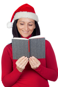 读一本书的圣诞帽子的漂亮女孩图片