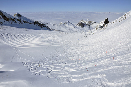 在 kitzsteinhorn 滑雪场附近卡普伦，奥地利阿尔卑斯山的滑雪斜坡