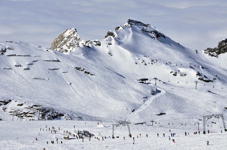 在 kitzsteinhorn 附近卡普伦，奥地利阿尔卑斯山的滑雪度假村滑雪者