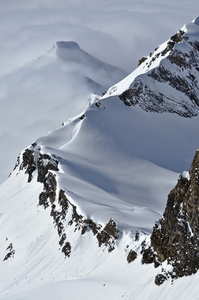 在奥地利阿尔卑斯山的美丽雪盖的山岭