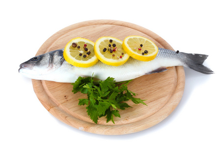 新鲜鱼与柠檬 香菜 胡椒粉木菜板上白色隔离