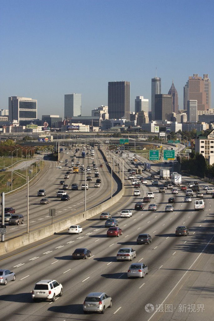 在多车道的高速公路上的交通
