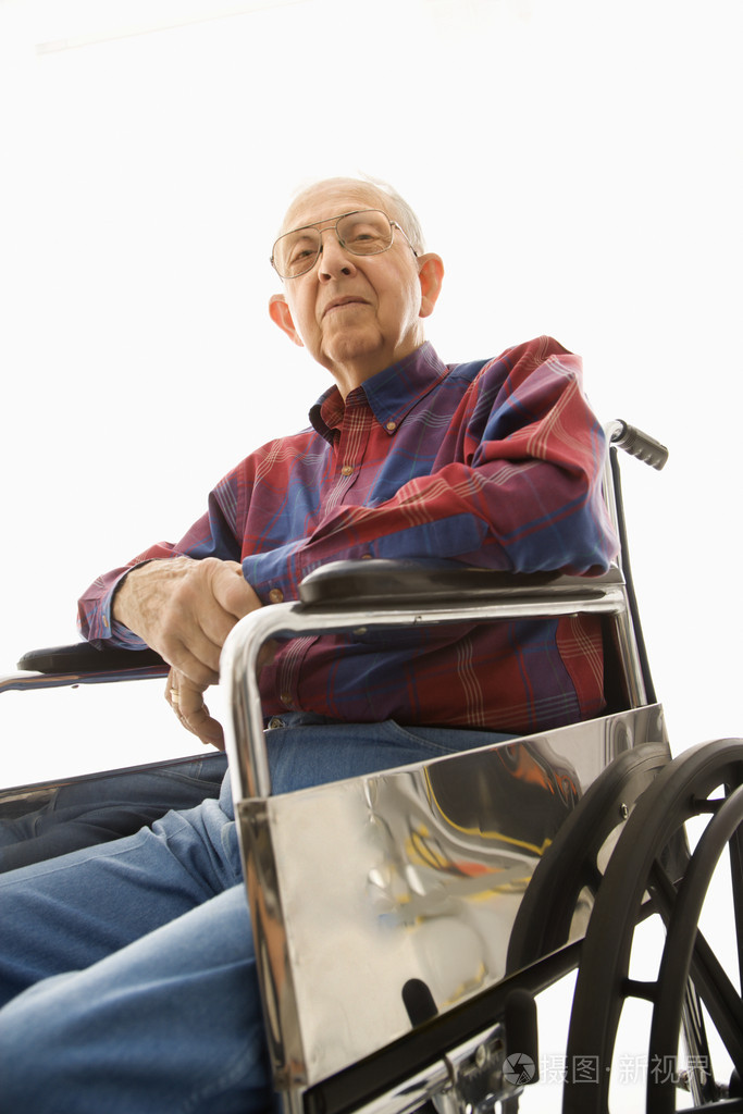 坐在轮椅上的老人