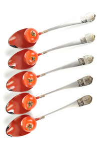 金属勺子与西红柿