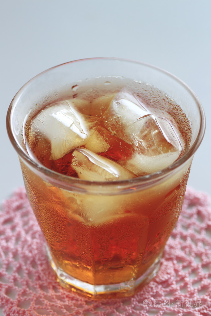 冷杯加冰的冰茶