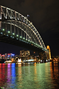 悉尼中央商务区灯反映在悉尼港大桥下