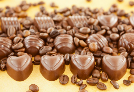 心形巧克力糖果和咖啡豆图片