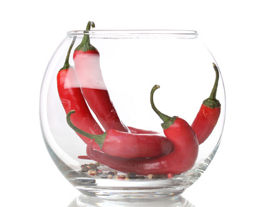 红辣椒在玻璃上白色隔离