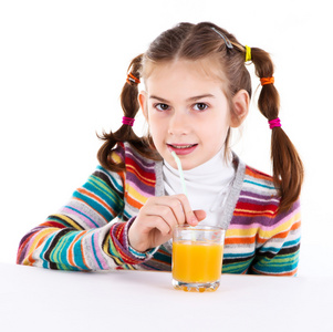 孩子喝橙汁图片