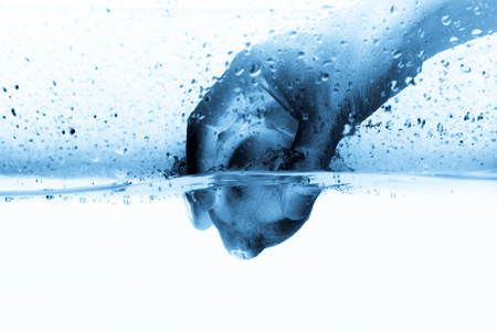 掉入水中的手照片