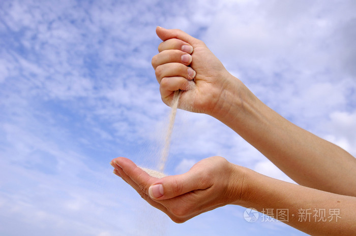 年轻女子用手中的沙