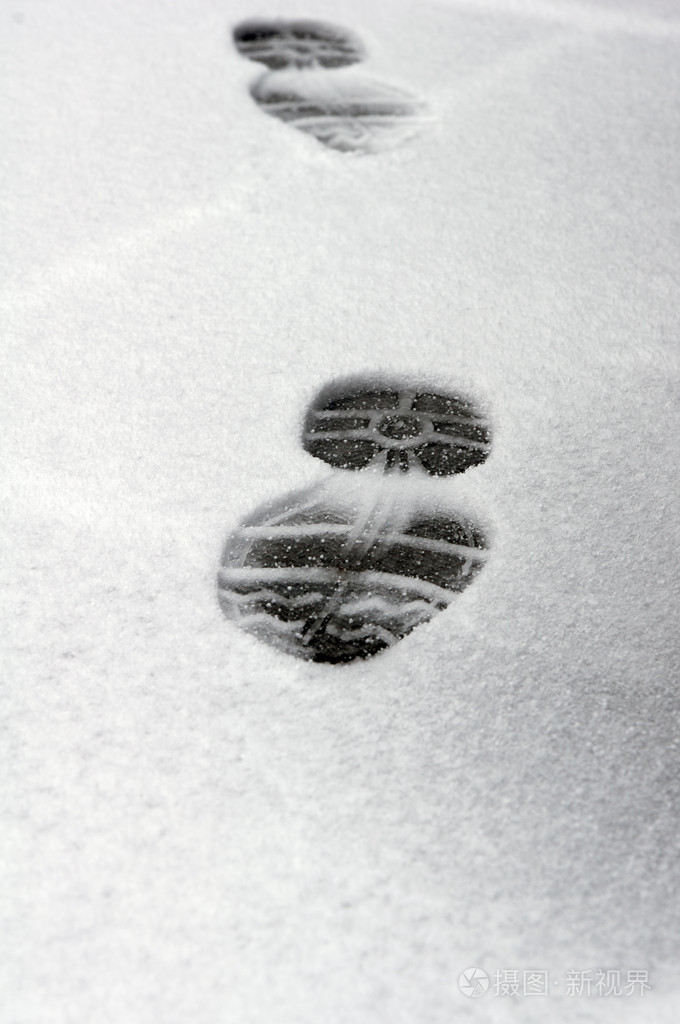 在第一场雪的引导的足迹