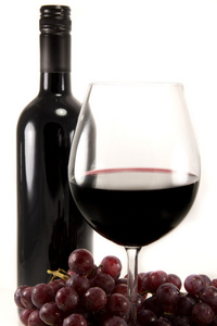 清洁镜头的红葡萄酒和葡萄图片
