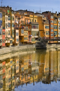 赫罗纳房子反映在河中。加泰罗尼亚地区。西班牙
