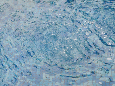 波浪从上蓝色的泳池水滴