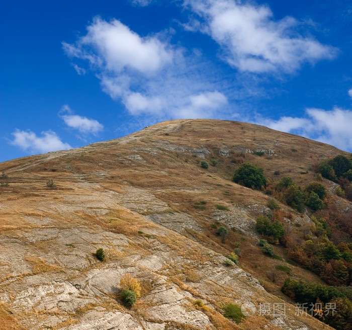 在蓝色的天空下隐约山照片-正版商用图片0vysyo-摄图新视界