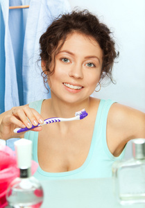 牙刷和微笑的女人