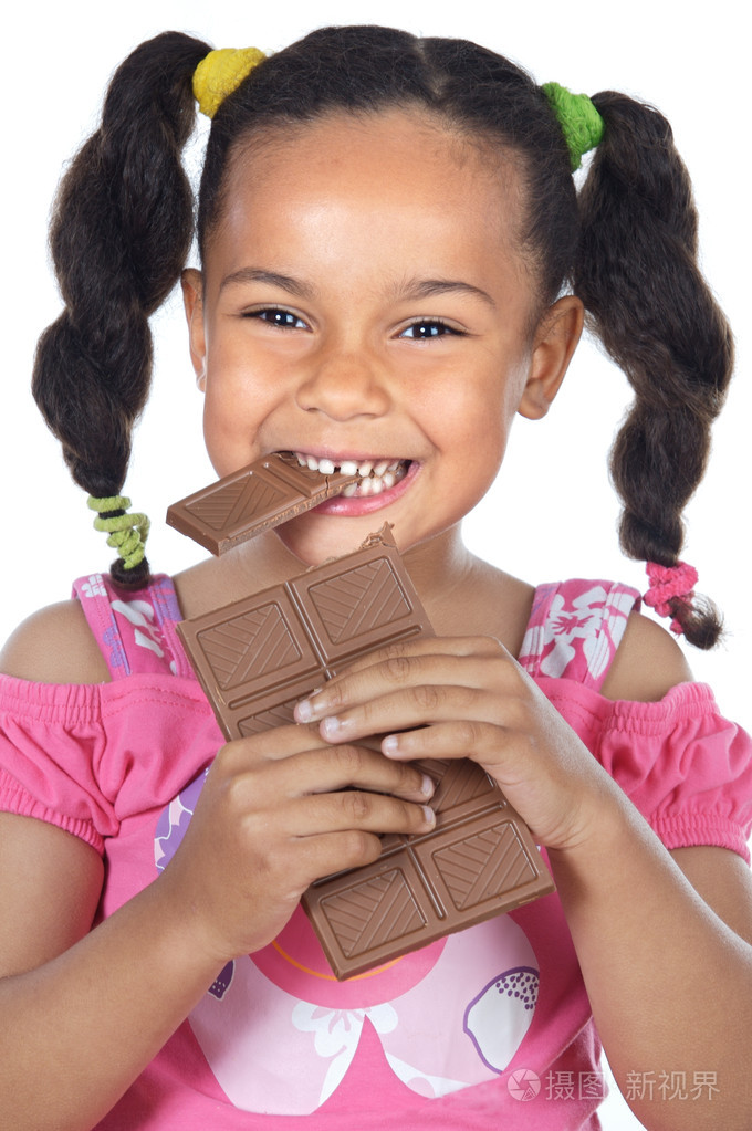 吃巧克力的可爱女孩