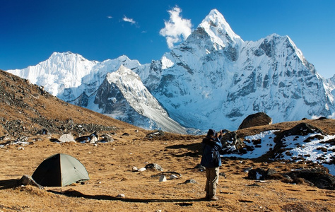 ama dablam 与帐篷和男人