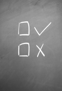 黑板上用粉笔写的对与错符号照片