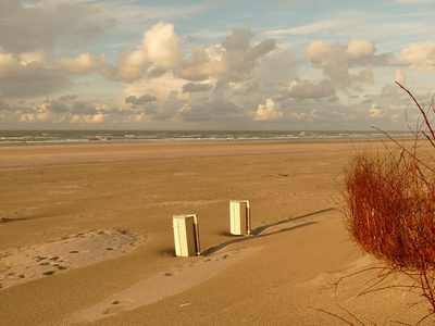 日落在岛 ameland 在荷兰的北海沙丘