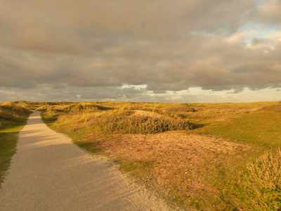 日落在岛 ameland 在荷兰的北海沙丘