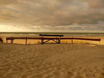 日落在岛 ameland 在荷兰的北海沙丘