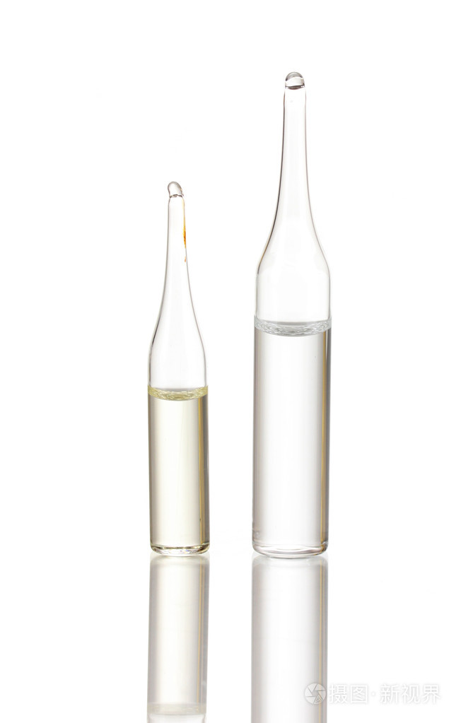 孤立在白色的医用安瓿
