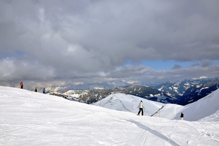 滑雪者在奥地利阿尔卑斯山的滑雪胜地巴，在坡上