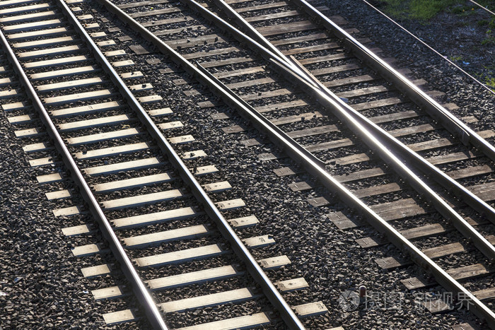 与横穿铁路轨道