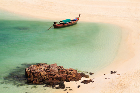长尾船上海滩安达曼海岸绿松石海，泰国