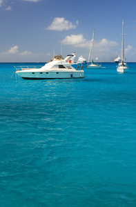 清澈的水 加勒比岛屿 游艇和小船
