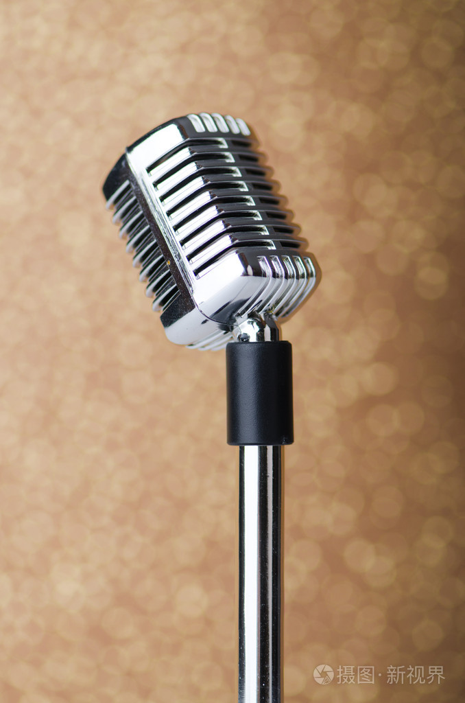 在背景上的旧复古麦克风