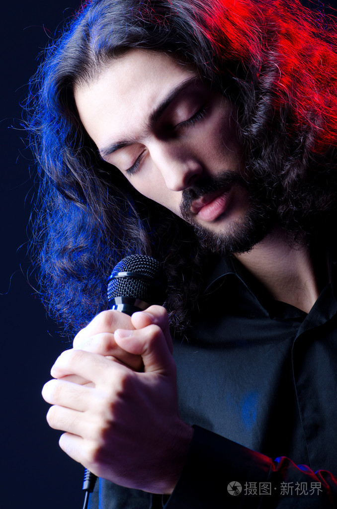 人在音乐会上唱歌照片-正版商用图片0vzr6y-摄图新视界