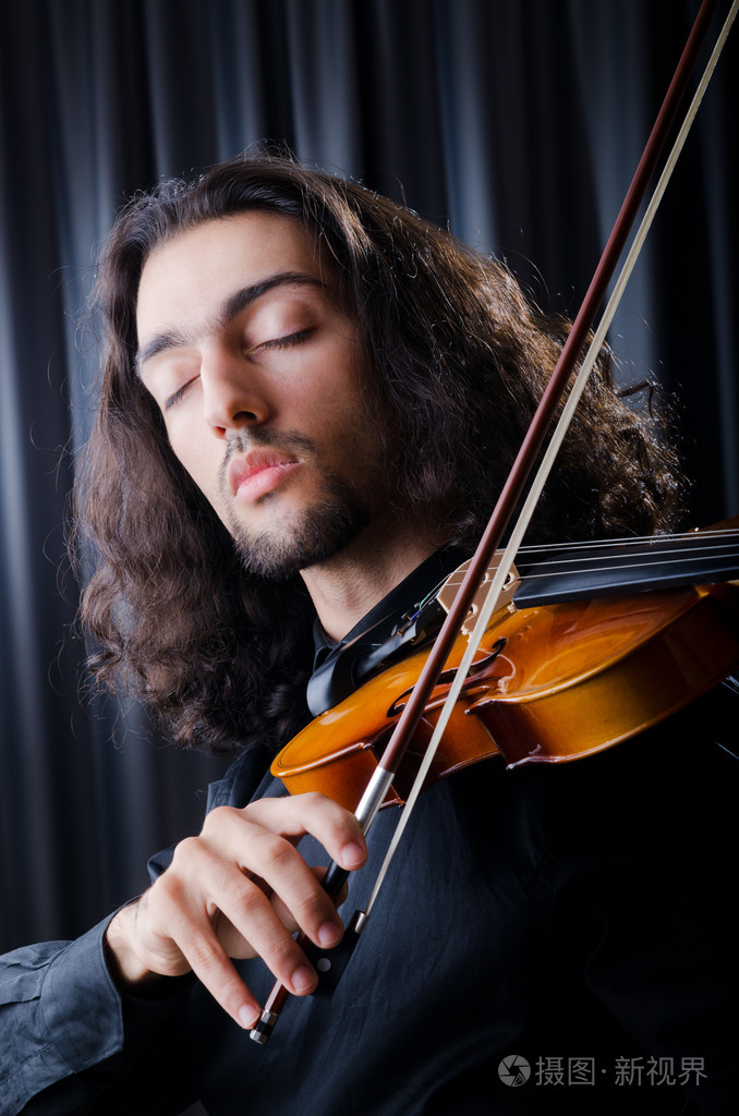 年轻小提琴手玩