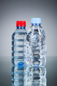 矿泉水瓶作为健康饮品的概念图片