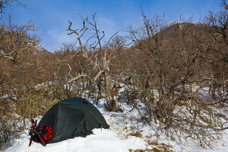 在冬天山旅游帐篷