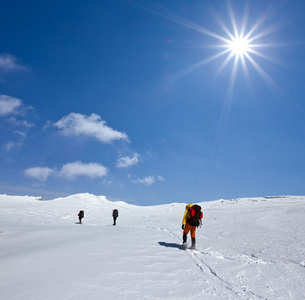 远足人士在冰天雪地的平原